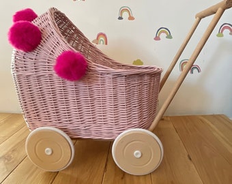 Carrozzina di vimini con pompon rosa, targhetta e biancheria da letto inclusa, carrozzina per bambole, carrozzina per bambole, giocattolo per carrozzina, carrozzina per bambole di vimini, ROSA CHIARO