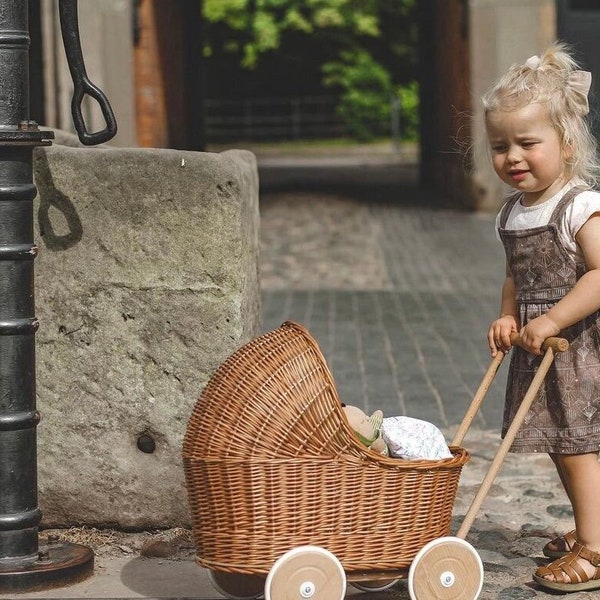 WICKER KINDERWAGEN, Puppenwagen | Puppenwagen aus Korbgeflecht mit Bettwäsche inklusive, Kinderwagenspielzeug | Kinderwagen aus Holz | Baby Kinderwagen Korb Puppenwagen 1st Bday Geschenk|Natur