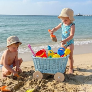 Blå rottingvagnsleksak: Handgjord vagn på hjul