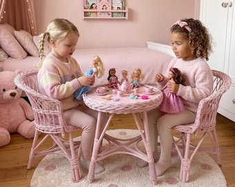 Juego de mesa infantil de mimbre rosa con 2 sillas