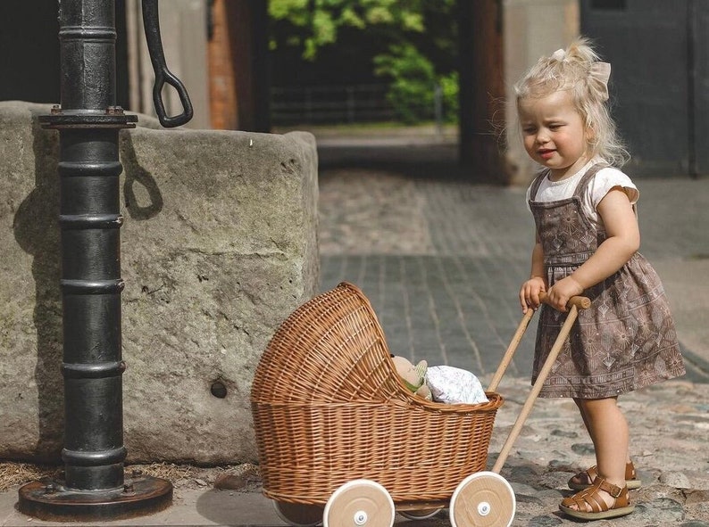 WICKER KINDERWAGEN, Puppenwagen Puppenwagen aus Korbgeflecht mit Bettwäsche inklusive, Kinderwagenspielzeug Kinderwagen aus Holz Baby Kinderwagen Korb Puppenwagen 1st Bday GeschenkNatur Bild 1