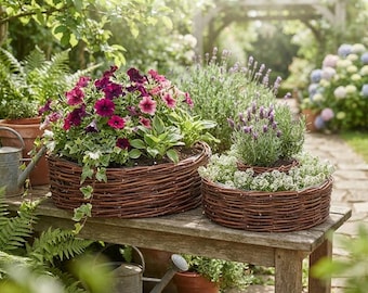 Cesti da fiori in vimini fatti a mano con rivestimento in plastica - Vasi rustici a più livelli per fiori ed erbe aromatiche, ideali per interni ed esterni, set da 2