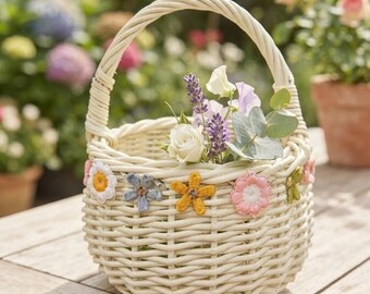 Cestino portafiori in vimini color crema intrecciato a mano con applicazioni floreali ricamate, piccolo cestino da giardino e pasquale in rattan, grazioso elemento decorativo per riporre oggetti.