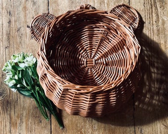 Hanging wicker basket with ears