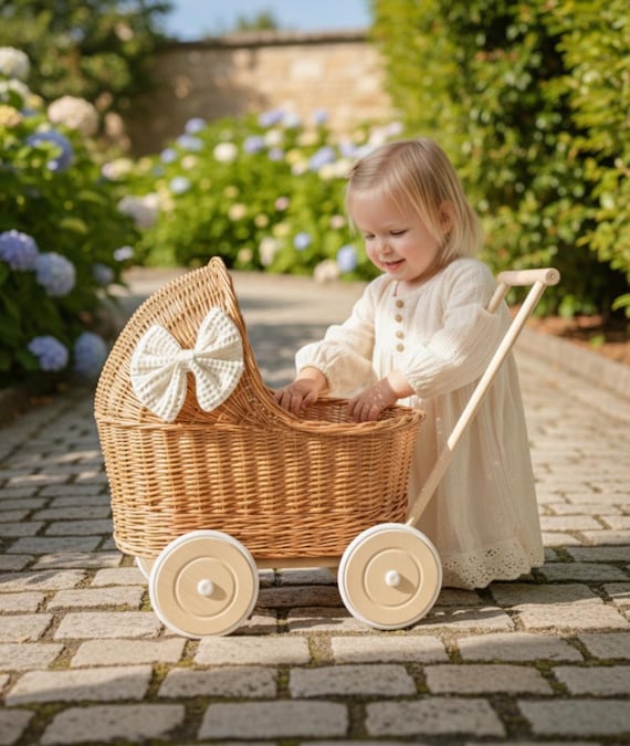 LUXURY Weiden Kinderwagen mit Bogen und Bettwsche inklusive, Puppenwagen,  Korb puppen Kinderwagen UK, Babypuppenwagen, Kinderwagen Spielzeug, Holz  Kinderwagen, Korbpuppen Kinderwagen - Etsy.de