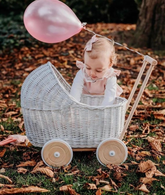 Illustreren Hij besteden RIETEN KINDERWAGEN poppenwagen rieten poppenwagen VK - Etsy België