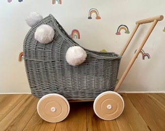 Carrozzina in vimini con pompon e biancheria da letto inclusa, carrozzina per bambole, carrozzina per bambole UK, carrozzina per bambole, carrozzina giocattolo, carrozzina in legno, carrozzina per bambole in vimini, grigio