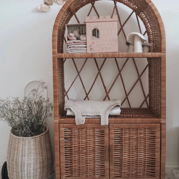 Rieten boekenkast, rieten plank, rieten kast, kinderinterieur, kindermeubels, kinder rieten plank, nachtkastje, rotan kast