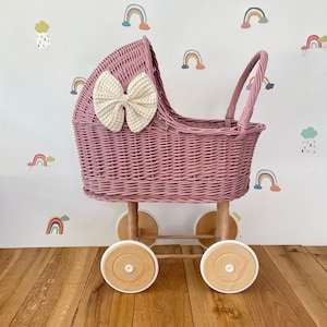 LUXE hoge rieten kinderwagen met strik en beddengoed inbegrepen, poppenwagen, babypop kinderwagen, houten kinderwagen, rieten poppenwagen, lichtpaars