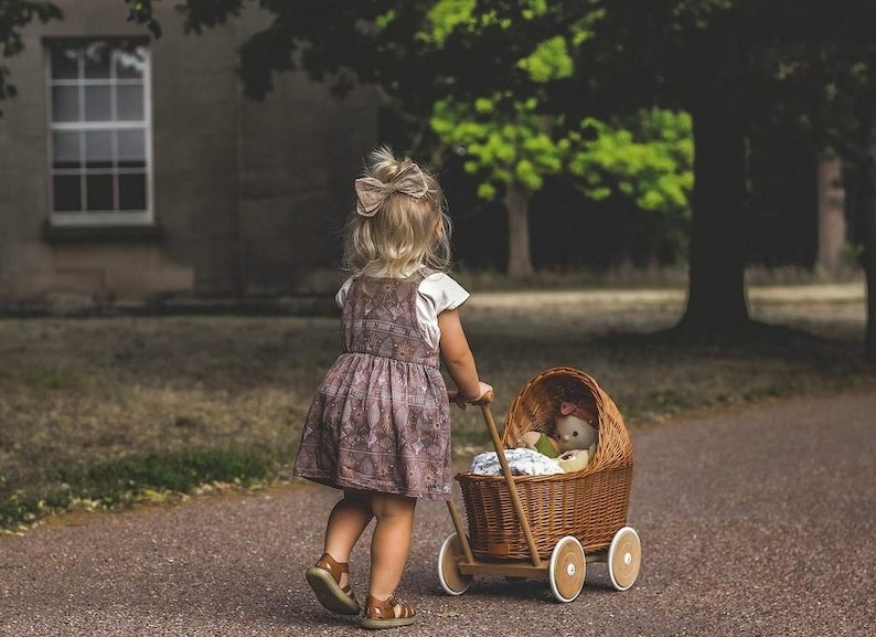 WICKER KINDERWAGEN, Puppenwagen Puppenwagen aus Korbgeflecht mit Bettwäsche inklusive, Kinderwagenspielzeug Kinderwagen aus Holz Baby Kinderwagen Korb Puppenwagen 1st Bday GeschenkNatur Bild 2