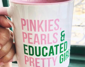 También conocido como / Pinkies / Perlas / Chicas bonitas educadas / También conocido como Taza / Rosa y verde / Alpha Kappa Alpha / También conocido como Regalo / También conocido como Graduación / También conocido como Graduado