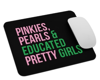 Könnte beinhalten: Schwarze Mausmatte mit dem Text "Pinkies, Pearls & Educated Pretty Girls" in rosa und grünen Buchstaben.