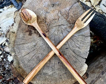 Handgeschnitzte Gabel und Löffel aus gelbem Birkenholz