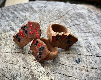 Handgesneden houten speelkaartenring