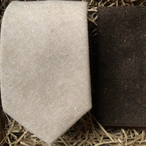 El abeto y Nerine: corbata beige, corbata beige crema, corbata para hombre y cuadrado de bolsillo, cuadrado de bolsillo marrón, corbatas de boda, corbatas para hombres