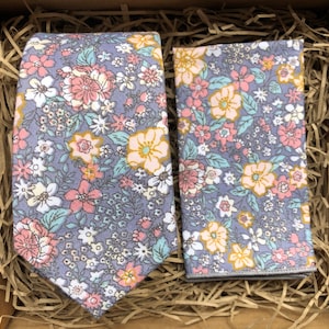 Die Bonhomme Floral Krawatte: blau grau Floral Krawatte, Floral Tasche Platz, gelbe Blumen Krawatte, Hochzeit Krawatten, Trauzeugen Geschenke, breite Krawatte