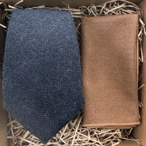 The Bellflower Men&#39;s Tie, Pocket Square in Navy Blue Wool: Ideal for Groomsmen, Neckties, Handkerchief, Wedding Gifts, Christmas
