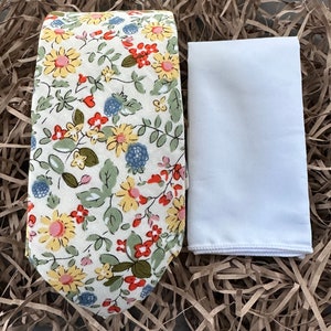 Yellow Daisy Floral tie & White Pocket Square, Ties For Men, Gifts For Men, Wedding Ties, Groomsmen Gifts, Mens Gifts