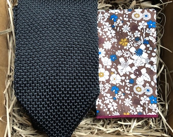 Conjunto de corbata de punto negra y pañuelo de bolsillo floral