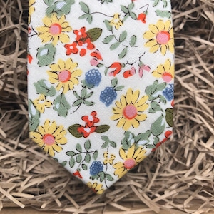Yellow Daisy Floral tie: Yellow Floral Necktie, Yellow Necktie, Ties For Men, Wedding Ties, Groomsmen Gifts,  Yellow Wedding ties