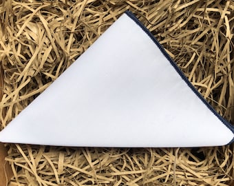 The Flat White Navy: Einstecktuch aus weißer Baumwolle mit dunkelblauem Rand, Einstecktuch aus weißer Baumwolle, Einstecktücher für Männer, Geschenke für Männer