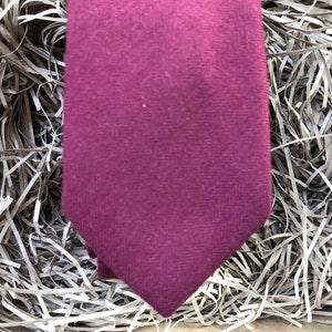 De trompet in rood: rode mannen stropdas, Bourgondië stropdas, groomsmen giften, de giften van de mens, bruiloft banden, donker rode banden, Mulberry stropdas