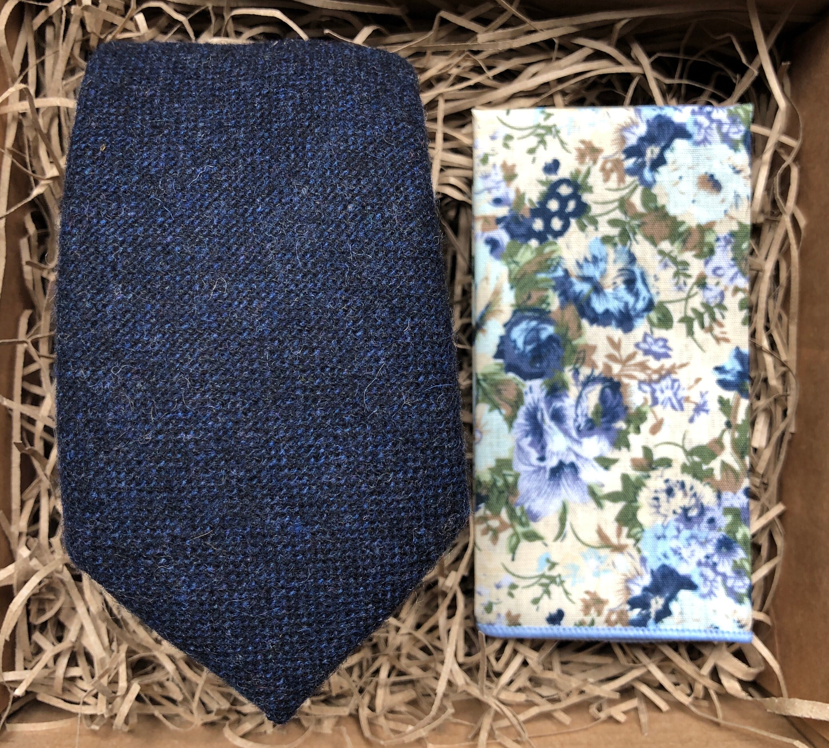 Set Completo Papillon, Fascia E Fazzoletto Tartan Blu Navy/rosso &ndash; ESSENTIALS By Manuel