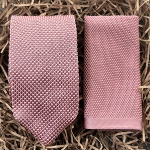 Sin aranceles para EE. UU. - Conjunto de corbata y pañuelo de bolsillo de punto rosa empolvado