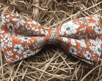 Pajarita floral naranja: corbata de algodón preanudada para hombre