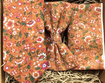 De Bijou: oranje stropdas en bloemenvlinderset met pochet | Bruiloft banden, oranje banden, vlinderdassen, vintage stropdas