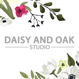 K&ouml;nnte beinhalten: Wei&szlig;er Hintergrund mit floralen Illustrationen und dem Text "DAISY AND OAK STUDIO" in Grau. Die floralen Elemente umfassen rosa, wei&szlig;e und gelbe Blumen sowie gr&uuml;ne Bl&auml;tter und dunkelblaue Akzente. Das Design ist sauber und elegant.
