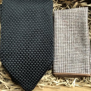 Der Hellibore und Babbington: Schwarze Strickkrawatte, Kariertes Einstecktuch, Gestrickte Krawatten, Hochzeitskrawatten, Krawatten Für Männer, Schwarze Herrenkrawatte