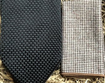 Conjunto de corbata de punto negra y pañuelo de bolsillo a cuadros
