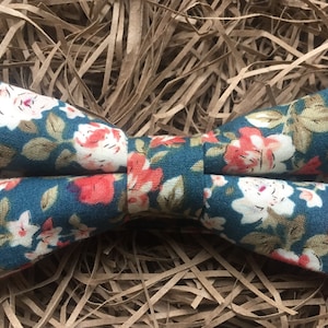 Die Krickente Rose: Petrol Floral gebundene Fliege, Hochzeit Krawatte, Trauzeugen, florale Krawatten, Hochzeitskleidung, Krawatten für Männer, grüne Krawatte, Petrol