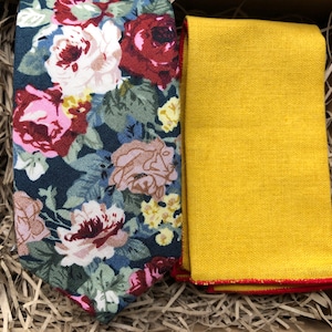 Das Imperium rote Rose Krawatte und Taschenplatz: Floral Krawatte & Leinen Taschenplatz, Hochzeit Krawatte, Trauzeugen, Floral Krawatten, blaue Krawatte, Krawatten für Männer