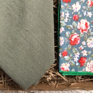 The Sage Salbeigrüne Krawatte und Einstecktuch mit Blumenmuster, grüne Krawatte im Leinenlook, Krawatten für Männer, Hochzeitskrawatten, Weihnachtsgeschenke für Männer