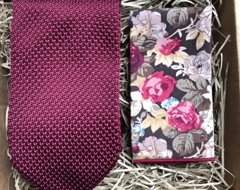 De Mulberry Red Knitted Necktie & Floral Pocket Square: Rode gebreide stropdas, Mulberry Tie, Paisley Pocket Square, Stropdassen voor mannen,