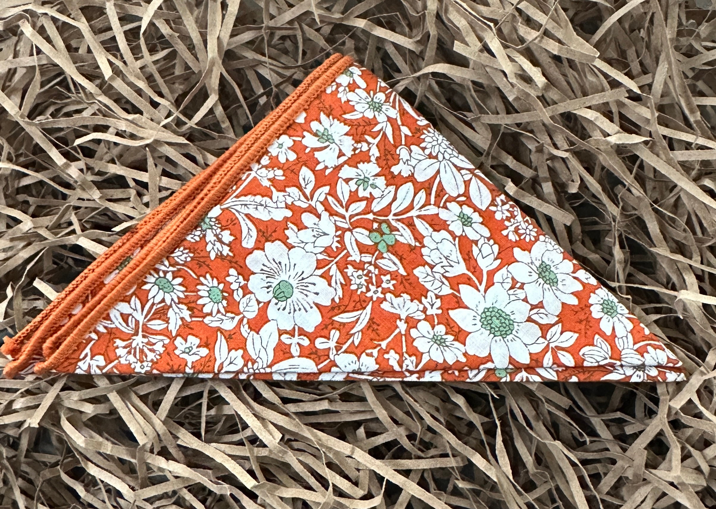 Carré De Poche En Soie Tricotée Main Frederick Thomas - Orange Avec Bordure Bleu Marine - Neuf Avec étiquette