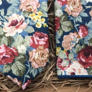 Das Imperium rote Rose Krawatte Set: Floral Krawatte und Floral Pocket Square, Hochzeit Krawatte, Trauzeugen, Blumen Krawatten, blaue Krawatte, Krawatten für Männer