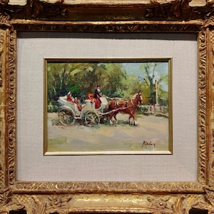 Puede incluir: Una pintura de un carruaje tirado por un caballo con dos personas dentro, viajando por un parque con árboles y un cielo soleado. La pintura está firmada "Radoy" en la esquina inferior derecha.
