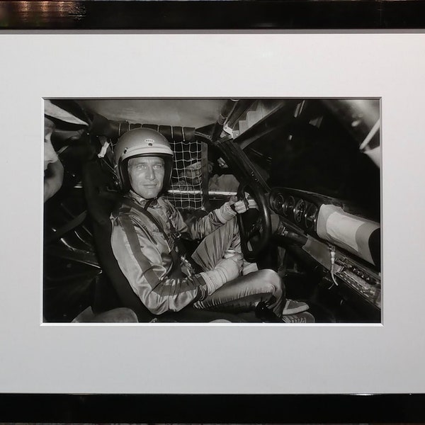 Paul Newman -Dentro de un coche de carreras - Fotografía vintage de gelatina de plata