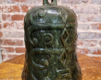 Campana de jade china antigua tallada a mano