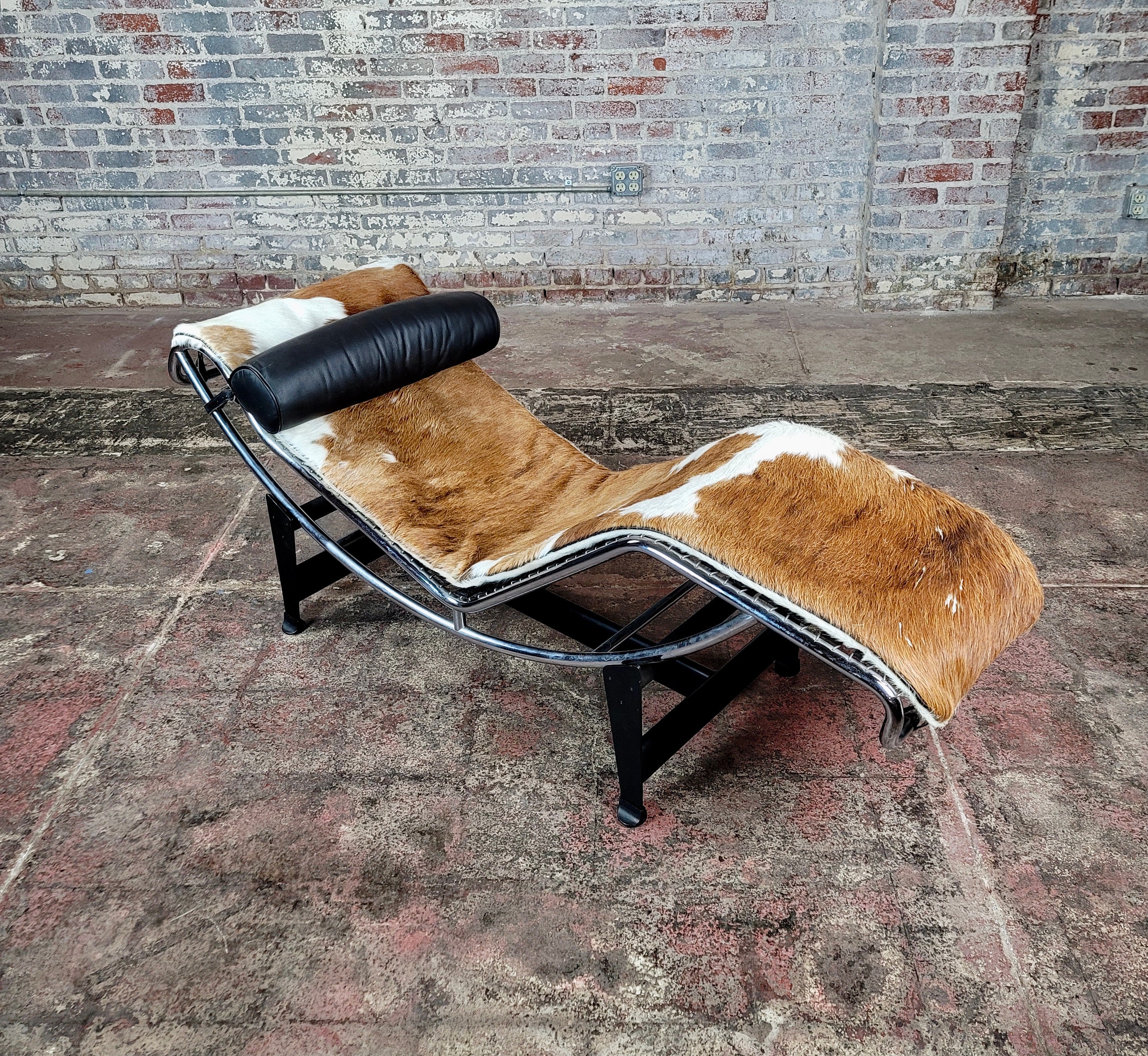 Le Corbusier LC4 Chaise Lounge - Pony Leather - Reproduction