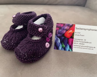 Baby shoes knitted in purple with embroidery