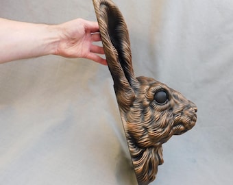 Figura de cabeza de conejo para colgar en la pared, con acabado en bronce envejecido pintado a mano. Tamaño extragrande (38 cm de alto). Adorno impreso en 3D.