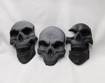 Decoración de pared con calaveras de vampiro: calaveras góticas con colmillos impresas en 3D (juego de 3)