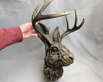 Arte mural con cabeza de Jackalope, tamaño extragrande, pintado a mano con acabado dorado envejecido. Impresión 3D para ensamblar.