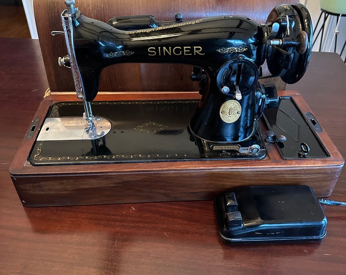 Antique 1947 Singer Sewing Machine Model 15 With Bentwood Case and Key