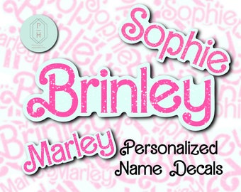 Może przedstawiać: Personalizowane naklejki z imionami Sophie, Brinley i Marley w jaskraworóżowej, brokatowej czcionce z jasnoniebieskim obrysem. Tekst Personalized Name Decals jest wydrukowany na czarno, widoczne jest też małe okrągłe logo z literami PH.