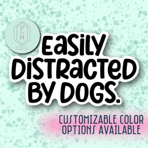 Se distrae fácilmente con los perros. Calcomanía para computadora portátil / Pegatina divertida para botella de agua / Regalo personalizable para amantes de los perros, amantes de los animales / Relleno de medias.